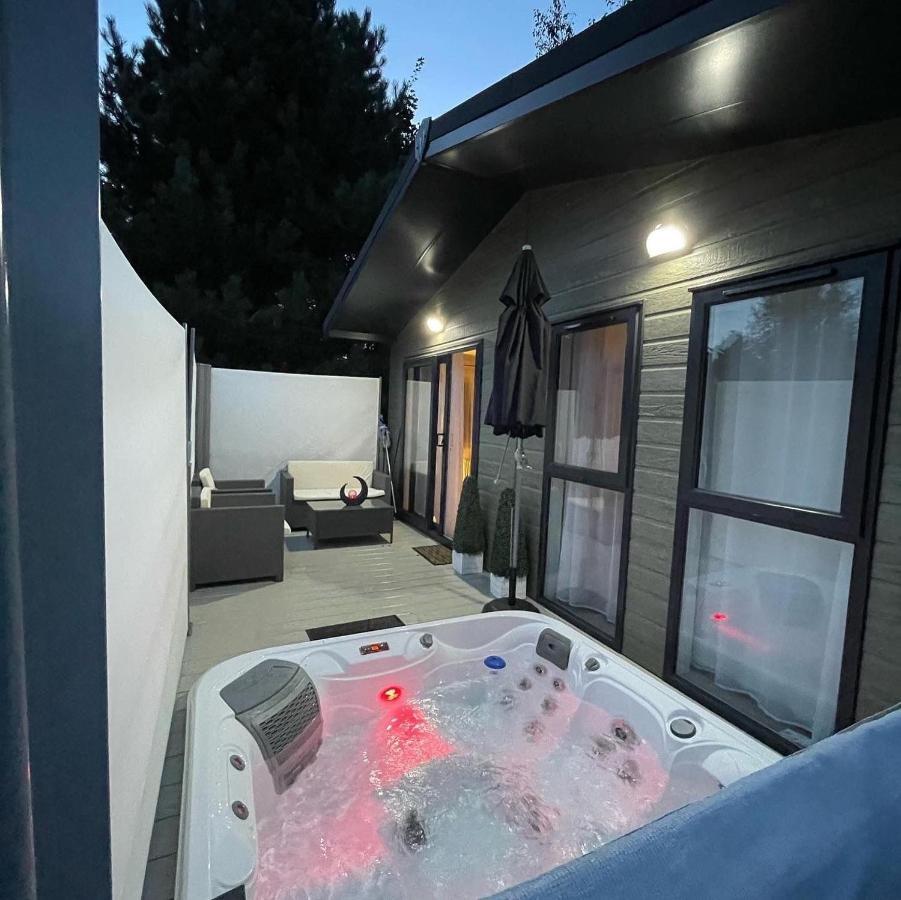 Reynards Retreat Lodge With Hot Tub Barmby on the Moor Exterior foto