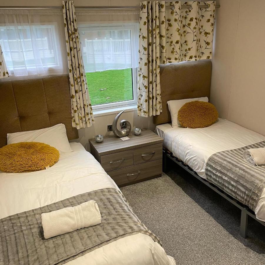 Reynards Retreat Lodge With Hot Tub Barmby on the Moor Exterior foto