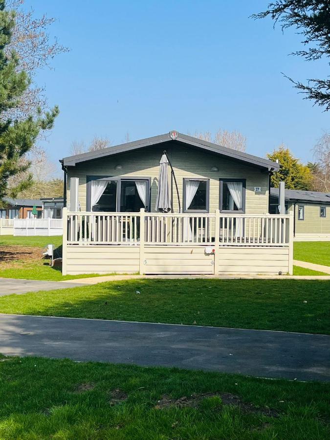 Reynards Retreat Lodge With Hot Tub Barmby on the Moor Exterior foto